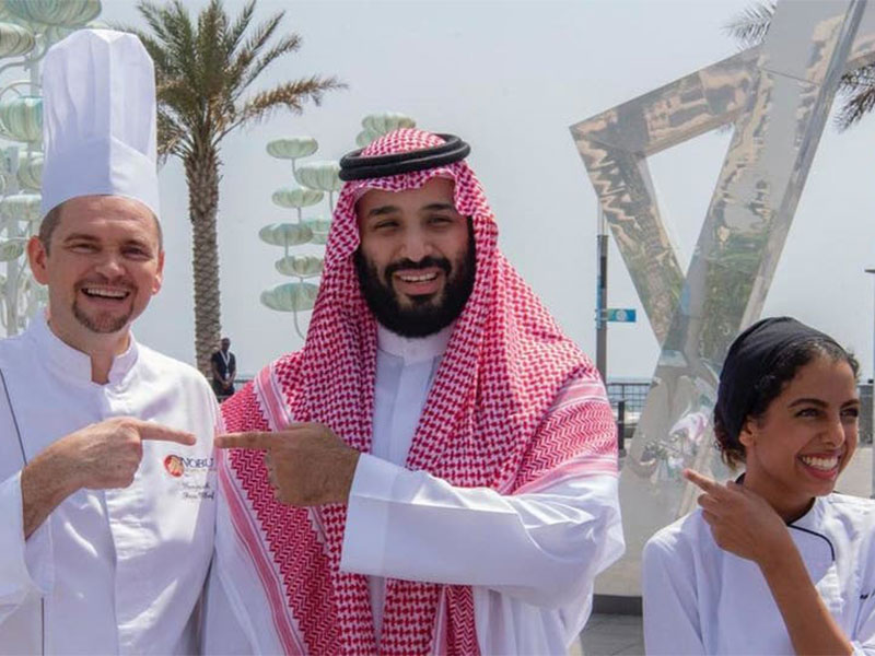 تعرف على القصة وراء الصورة المتداولة لولي العهد السعودي والفتاة صاحبة الطبق الرائع